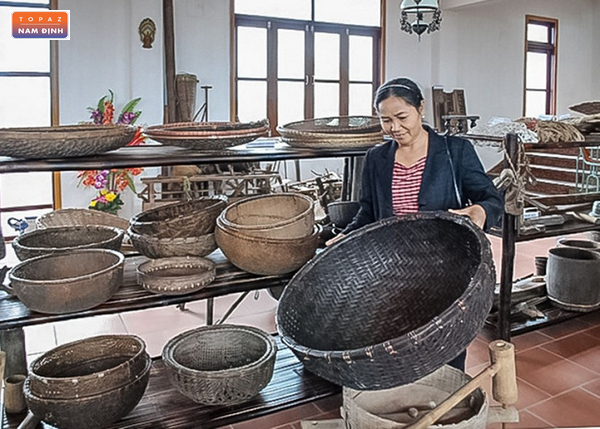 Khu trưng bày trong nhà là nơi lưu giữ nhiều kỉ vật gắn liền với người dân Việt Nam 