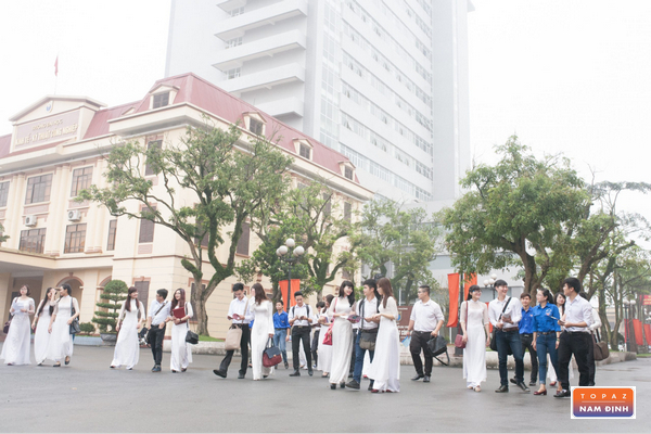 Khung cảnh ngày Tốt nghiệp tại trường đại học Kinh tế Kỹ thuật Công nghiệp Nam Định 