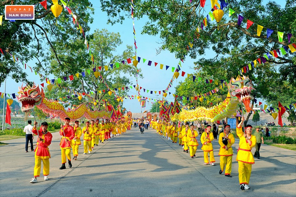 Lễ hội tại đề Bảo Lộc thu hút nhiều du khách và người dân địa phương tham gia 