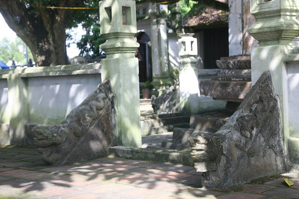 Hình ảnh Đôi rồng được khắc bằng đá xanh ở chân bảo tháp Phổ Minh 