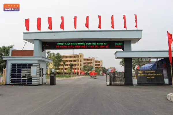 Cổng trường Cao đẳng Công nghiệp Nam Định được xây dựng khang trang