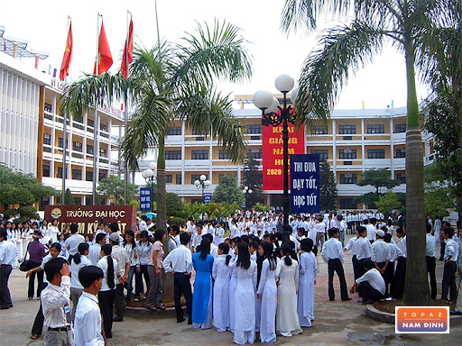 Trường Đại học Sư phạm Kỹ thuật Nam Định trong ngày tốt nghiệp 