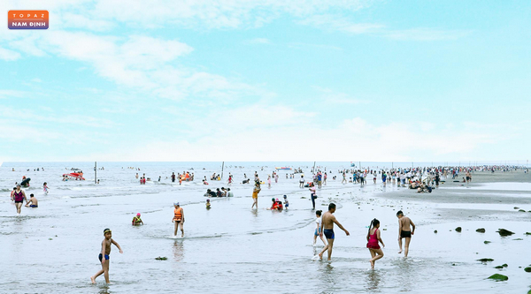 Bãi biển Thịnh Long thường xuyên đông khách du lịch vào mùa hè