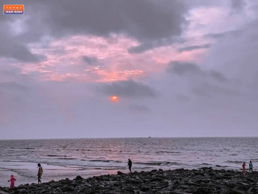 Hình ảnh biển Thịnh Long lung linh trong ánh bình minh
