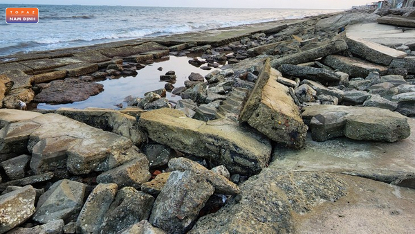 Hình ảnh bãi đá biển Thịnh Long