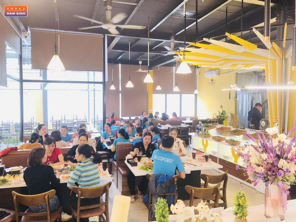 Quán Buffet Lẩu YCHAN thường xuyên đông khách vào những ngày cuối tuần 