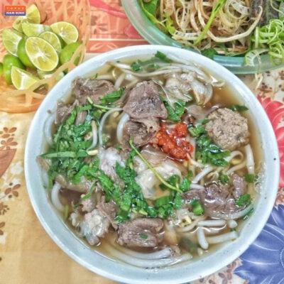 Tô bún bò Huế full topping ở quán cô Hồng