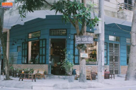 Không gian bên ngoài quán Cafe Cây Xoài rất chill