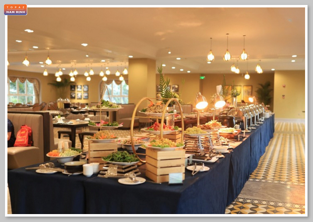 Khu vực ăn tại khách sạn Nam Cường Nam Định với quầy line hơn 100 món 