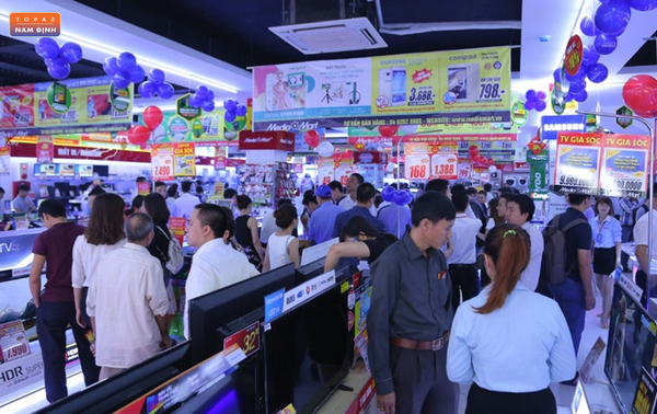 Cửa hàng Media Mart Nam Định thường xuyên đông khách vào giờ cao điểm 