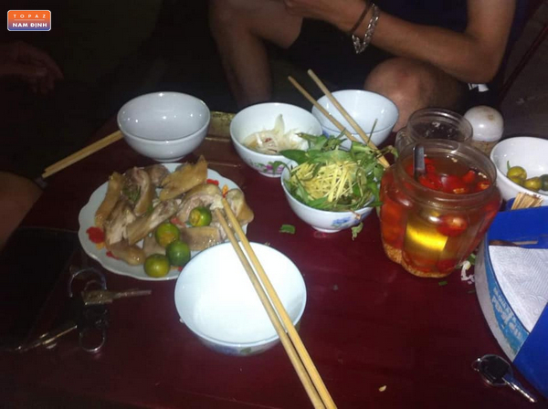 Quán phở 5k Nam Định cũng có những món ăn cho dân nhậu 