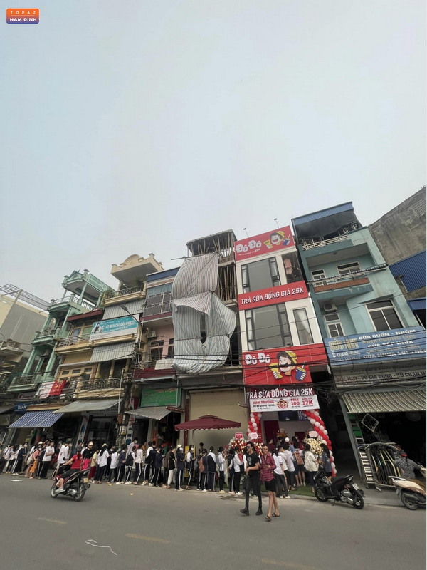 Trà sữa Đô Đô Nam Định thường xuyên đông khách vào giờ cao điểm 