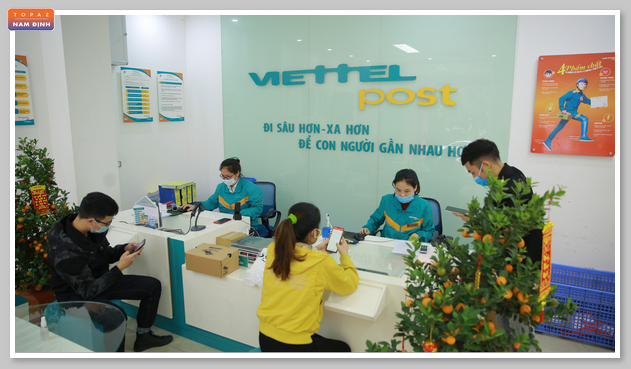 Viettel Post Nam Định thường xuyên đông khách vào những giờ cao điểm 