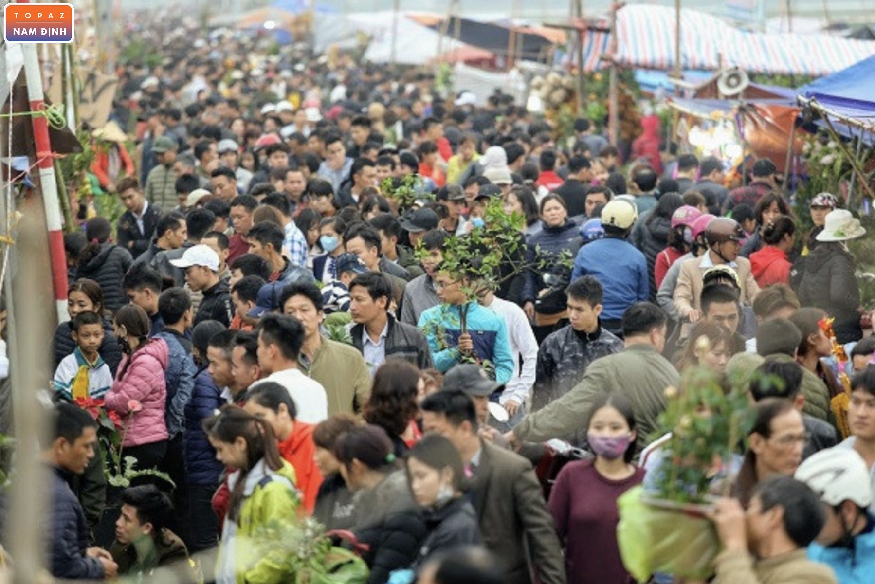 Hình ảnh người dân tấp nập, nô nức đi chợ Viềng 