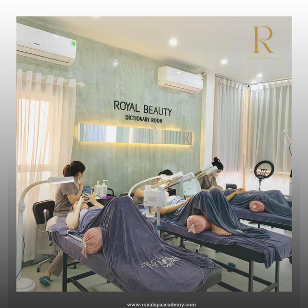 Royal Spa & Beauty Care sở hữu đội ngũ nhân viên chuyên nghiệp và tay nghề cao